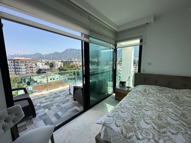 PENTHOUSE-WOHNUNG IM KYRENIA-ZENTRUM MIT ERSTAUNLICHEM MEER- UND BERGBLICK