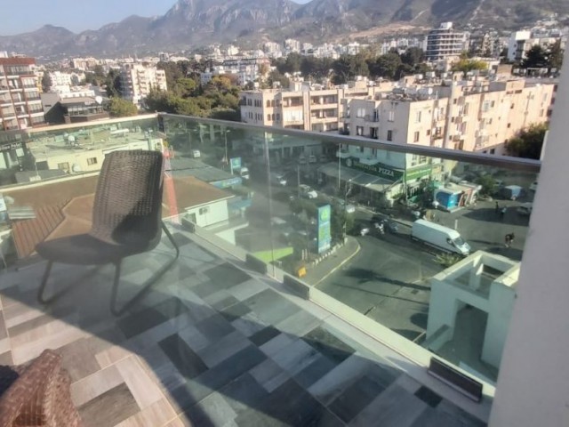 PENTHOUSE-WOHNUNG IM KYRENIA-ZENTRUM MIT ERSTAUNLICHEM MEER- UND BERGBLICK