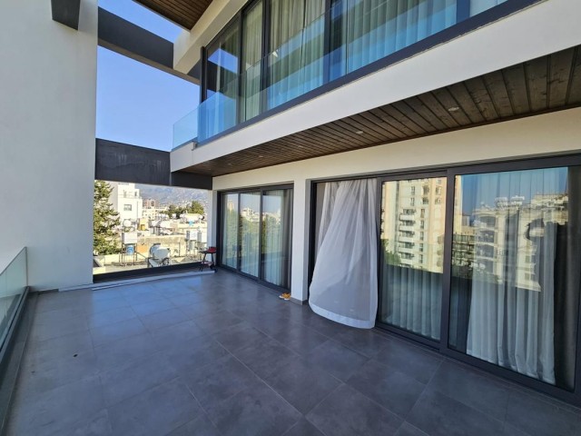 DUPLEX-PENTHOUSE-WOHNUNG ZU VERMIETEN IM ZENTRUM VON KYRENIA MIT MEERBLICK