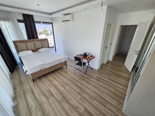 GİRNE MERKEZ DE ŞÖMİNELİ DENİZ MANZARALI DUBLEKS KİRALIK PENTHOUSE DAİRE