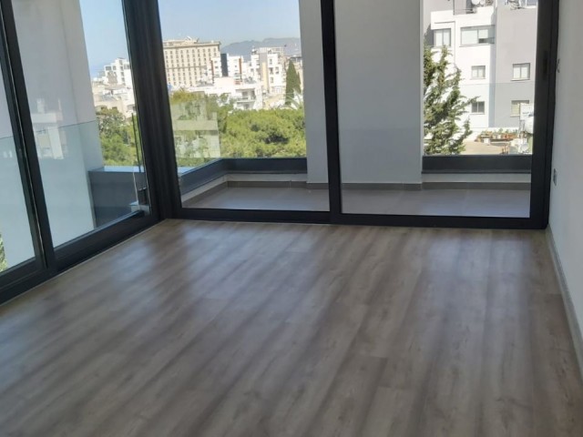 GİRNE MERKEZ DE ŞÖMİNELİ DENİZ MANZARALI DUBLEKS KİRALIK PENTHOUSE DAİRE