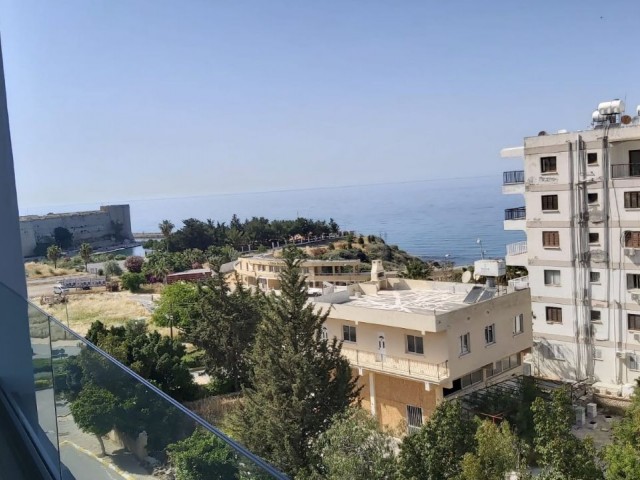 DUPLEX-PENTHOUSE-WOHNUNG ZU VERMIETEN IM ZENTRUM VON KYRENIA MIT MEERBLICK