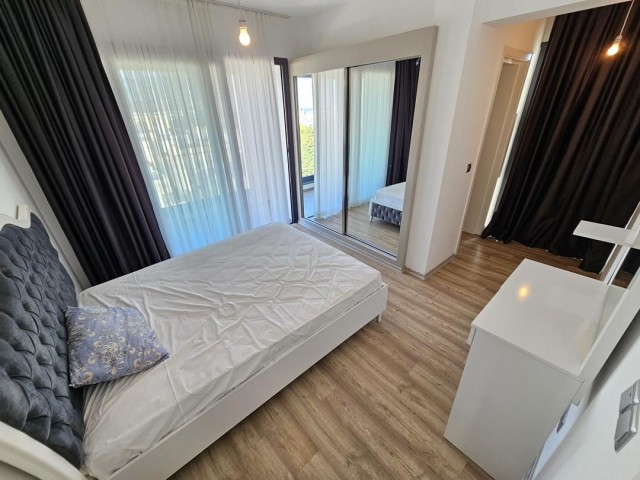 DUPLEX-PENTHOUSE-WOHNUNG ZU VERMIETEN IM ZENTRUM VON KYRENIA MIT MEERBLICK