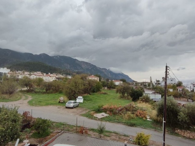 ZWEISTÖCKIGES KOMPLETTES GEBÄUDE IM 3. STOCK MIT MEERBLICK ZU VERKAUFEN IN ALSANCAK