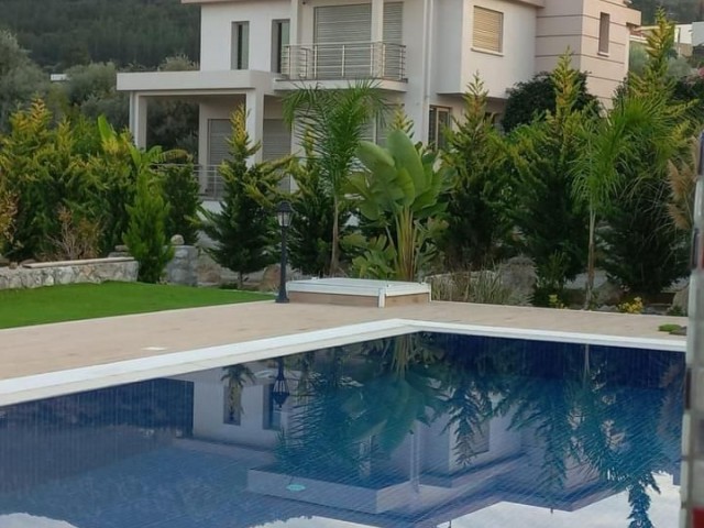 LUXUSVILLA ZU VERMIETEN MIT MEERBLICK UND POOL IN ALSANCAK