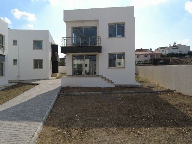 2+1 Wohnungen in einem neu fertiggestellten Komplex mit Pool in Kyrenia Bosphorus