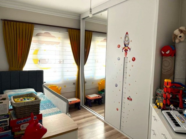 GİRNE MERKEZ DE ANA CADDE YAKINI MASRAFSIZ SATILIK 3+1 DAİRE