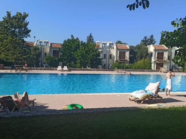 VILLA ZU VERMIETEN IN EINEM GRÜNEN 3+1-GELÄNDE MIT POOL IN GIRNE KARAOĞLANOĞLU