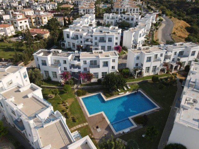 Unfurnished flat for rent in a complex with pool in Alsancak