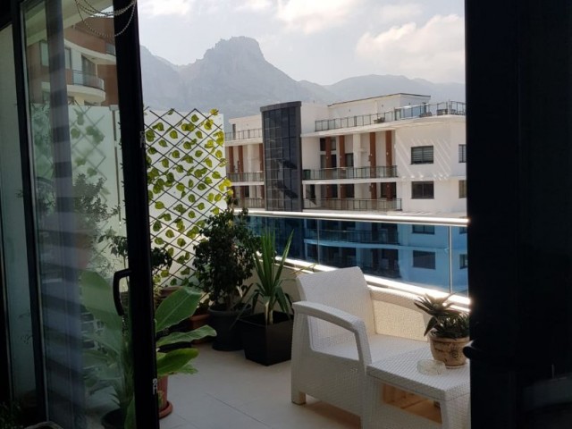 PENTHOUSE-WOHNUNG MIT MEERBLICK ZU VERMIETEN IM KYRENIA CENTER