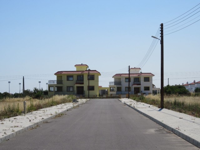 Karsiyaka 2 villas for sale, unfurnished, equivalent title. 650 m2. The price of the two is 650,000 pounds. 