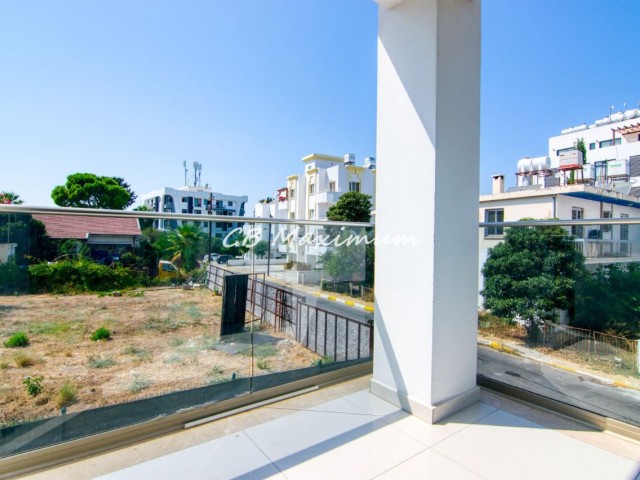 2 + 1 new apartment for emergency sale in the center of Kyrenia, the new old one is in very good condition ** 