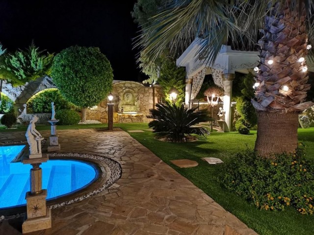 Girne - Lapta. 5+2 lüx villa Lapta denize sıfır dağ manzaralı, 7 yaşında, 400 metrekare, 200 metre teras, 1450 m2 bahçe, havuz, barbekü, şömine, bilardo, sauna, mobilyalı. 