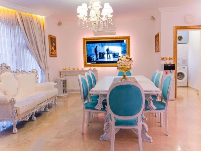 Girne - Lapta. 5+2 lüx villa Lapta denize sıfır dağ manzaralı, 7 yaşında, 400 metrekare, 200 metre teras, 1450 m2 bahçe, havuz, barbekü, şömine, bilardo, sauna, mobilyalı. 