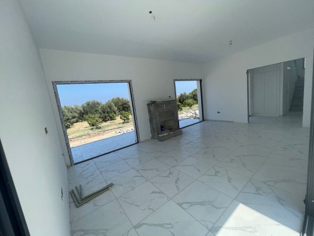 Girne-Karşiyaka satılık 4+2 sıfır Villa, ana yolu yakın dağ ve deniz manzaralı