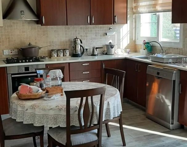 Havuzlu 3+1 Villa, 850m2 arsa, dağ ve deniz manzaralı, mobilyalı, şömineli satılık villa.