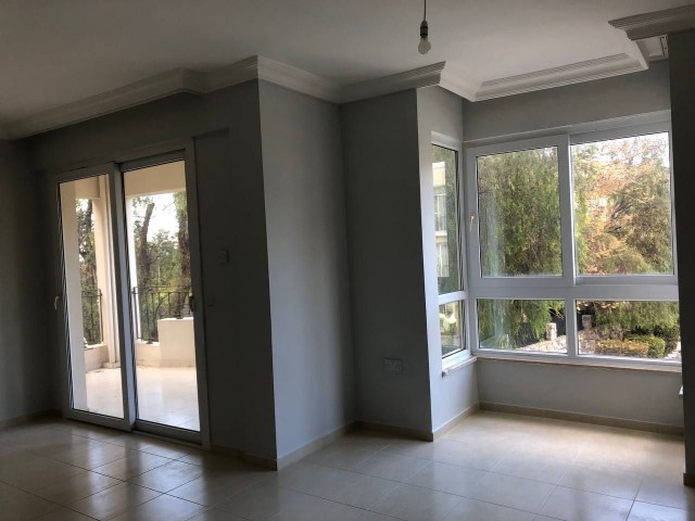 Kyrenia - Alsancak, zu verkaufen Wohnung 3+1, großer Balkon, Komplex mit Pool. 