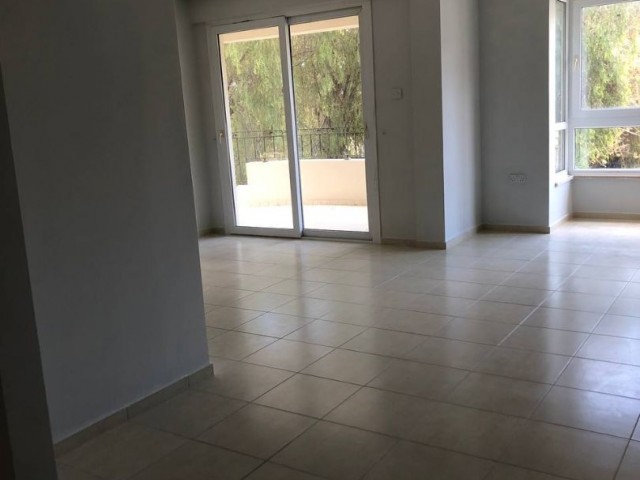 Kyrenia - Alsancak, zu verkaufen Wohnung 3+1, großer Balkon, Komplex mit Pool. 