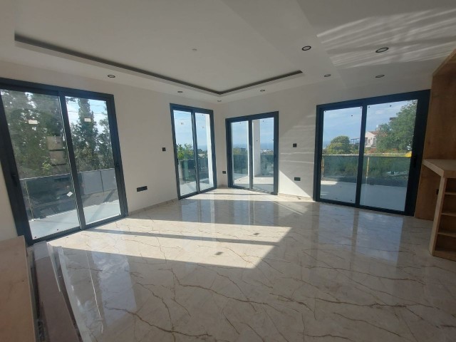 Kyrenia - Alsancak, mit Blick auf die Berge und das Meer, 3 + 1 Luxus-Villa mit Tiefgarage ist zu verkaufen. 