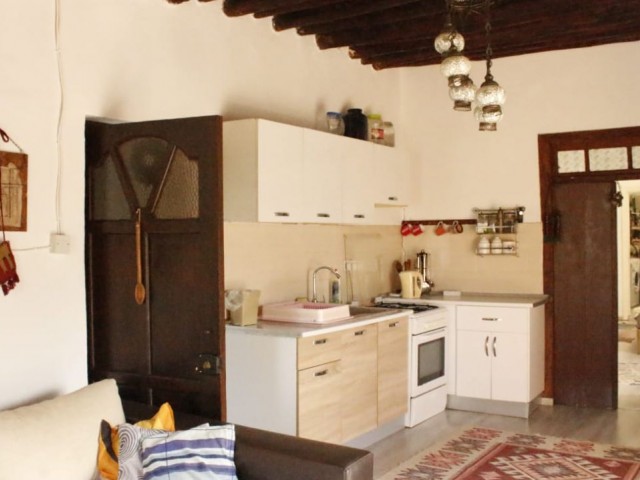 Girne Alsancak bölgesinde bir daire fiyatına 2 katlı bakımlı otantik müstakil köy evi;