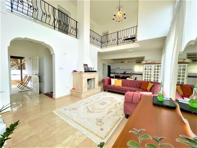 Girne - Karşıyaka, özel bahçeli ve özel havuzlu lüks 3+1 Villa satılmaktadır.