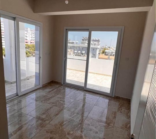 Penthouse zu verkaufen in Famagusta Zentrum 2+1 mit einer großen Terrasse