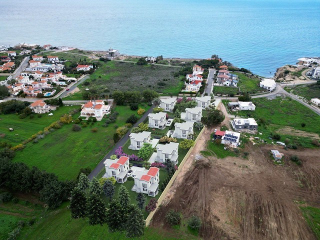 Girne - Karşıyaka, denize 500 metre mesafede arsa bulunan 3+1 villa satılıyor. Bir yıllık taksit, ilk taksit 50%