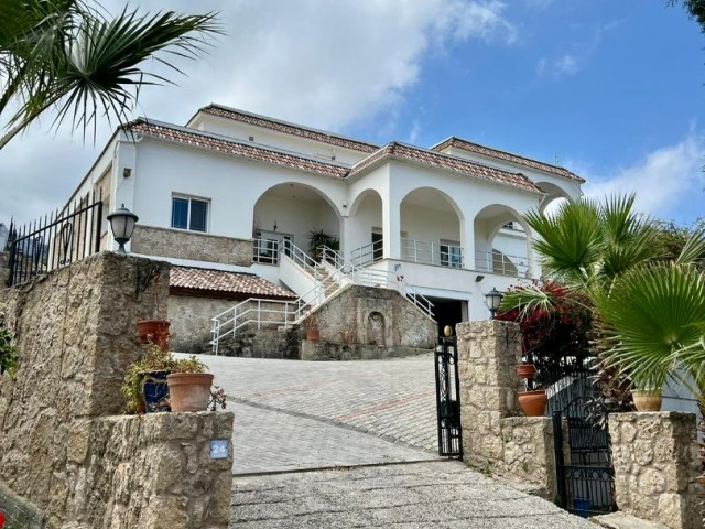 Luxuriöse 4-Schlafzimmer-Villa mit atemberaubendem Meerblick und privatem Swimmingpool