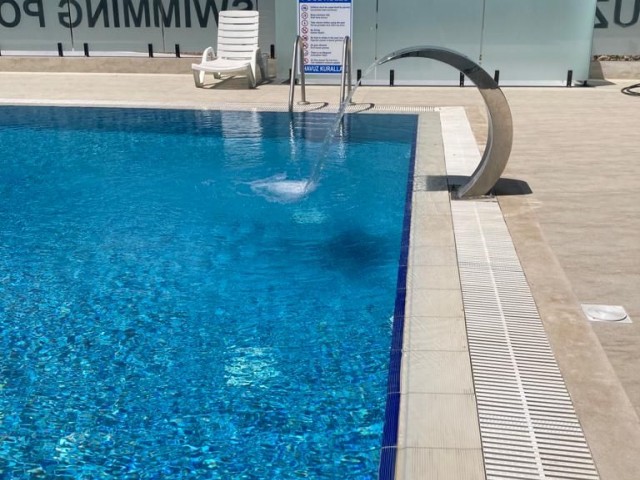 Girne - Alsancak, yüzme havuzu, oyun alanı bulunan yeni modern komplekste 3+1 daire satılıyor. Türkç
