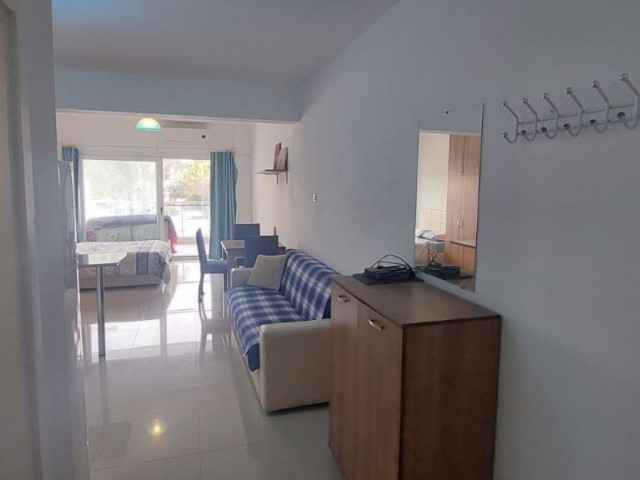 Iskele - Long Beach, mobilya aletleri ile kiralık stüdyo, havuz manzaralı.  İngilizce, Türkçe, Rusça konuşuyoruz.