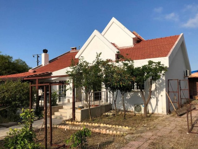 Kyrenia - Karsiyaka, 3+1 Villa mit einem großen Garten und Terrasse zu verkaufen.  Wir sprechen Türk