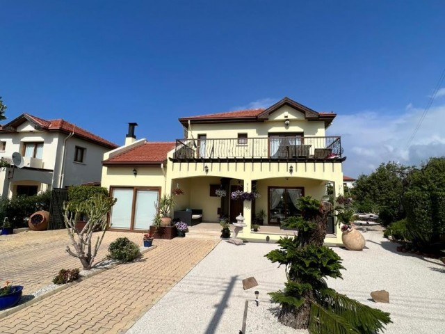 Komplett möblierte 4+1-Villa mit großem Swimmingpool, persönlich gebauter Bar, Sauna und Ruheraum in der Region Alsancak