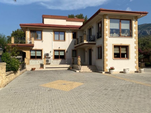 4-STÖCKIGE VILLA ZU VERKAUFEN IM KYRENIA-ZENTRUM, 4 SCHLAFZIMMER