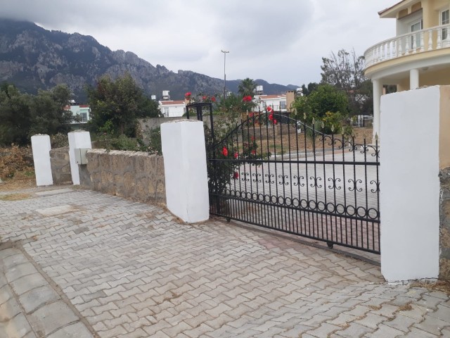 Kyrenia-Karsiyaka Luxusvilla zum Verkauf 4+3