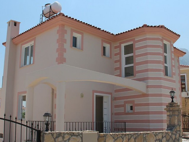 GIRNE KARSIYAKA 3+1 SATILIK VILLA. İngilizce, Türkçe, Rusça konuşuyoruz.