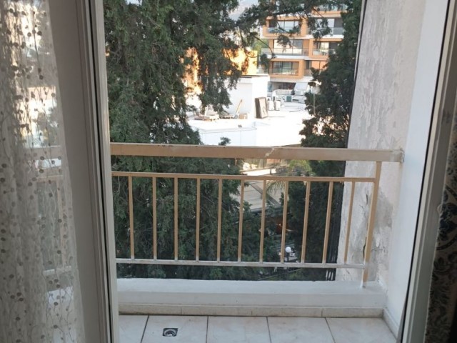 In the center of Kyrenia, on 4 floors of a 4-storey building, 130 M2 equivalent title. 18 years old flat for sale. price 115 thousand pounds