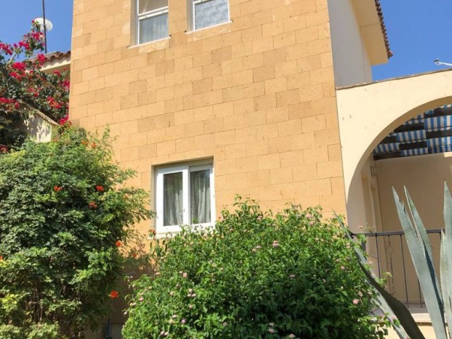 Girne - Karşıyaka, 3+1 villa with big garden for sale, sea and mountain view. We speak Turkish, Russian and English.