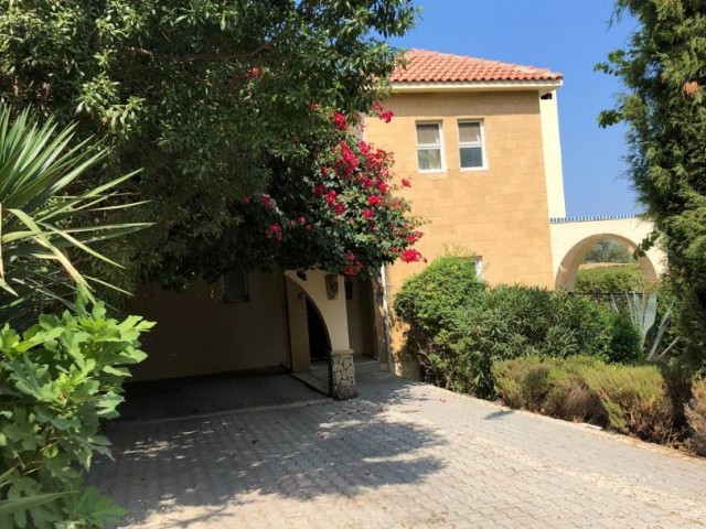 Girne - Karşıyaka, 3+1 villa with big garden for sale, sea and mountain view. We speak Turkish, Russian and English.