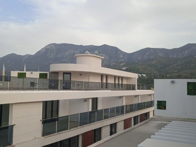 Kyrenia, luxuriöse 2+1-Wohnung mit Whirlpool