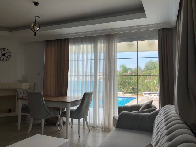 Girne - Alsancak'ta, 3+1 ikiz villa satılık. Mobilyalı, beyaz eşyalı, havuz, şömine, İngiliz okuluna 100 metre mesafede. Türkçe, Rusça ve İngilizce konuşuyoruz