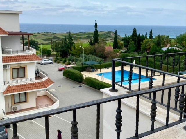 Geräumiges 3+1 Apartment mit herrlichem Meer- und Bergblick.