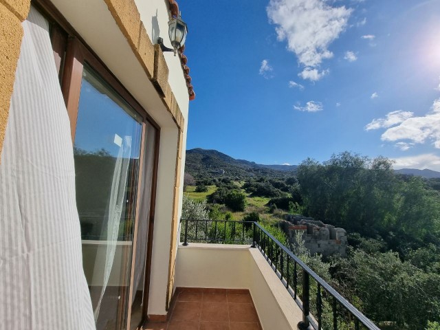 Geräumiges 3+1 Apartment mit herrlichem Meer- und Bergblick.