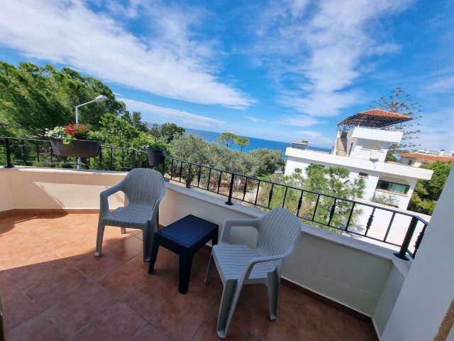 Geräumiges 3+1 Apartment mit herrlichem Meer- und Bergblick.