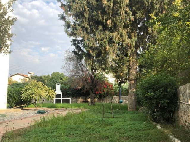Кирения - Чаталкей, продается Вилла 3+1 с частным большим садом и бассейном. Срочная продажа