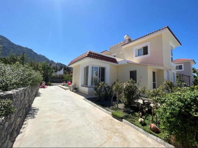 Kyrenia - Karşıyaka, Nahe am Meer, 3+1 möblierte Villa zu verkaufen, 550m2 Grundstück