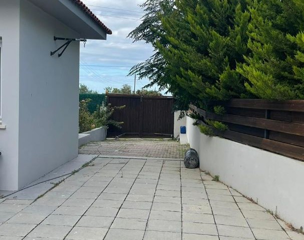 Girne - Alsancak'ta özel havuzlu 3+1 satılık villa. Denize yakın.