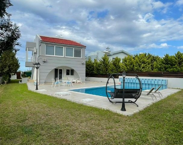 Girne - Alsancak'ta özel havuzlu 3+1 satılık villa. Denize yakın.