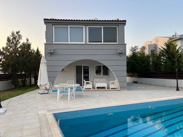 Girne - Alsancak'ta, Camelot Plajı'na 150 metre, özel havuzlu, mobilyalı, beyaz eşyalı 3+1 satılık villa.