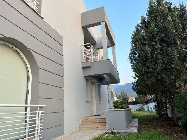 Girne - Alsancak'ta, Camelot Plajı'na 150 metre, özel havuzlu, mobilyalı, beyaz eşyalı 3+1 satılık villa.