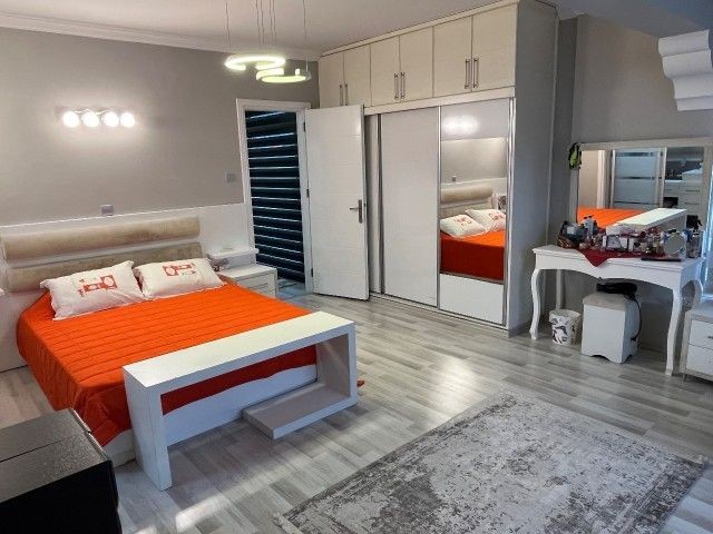 Girne - Alsancak'ta, Camelot Plajı'na 150 metre, özel havuzlu, mobilyalı, beyaz eşyalı 3+1 satılık villa.